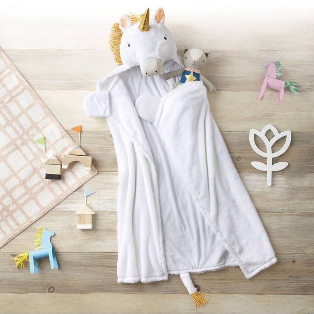 NWT Unicorn Hooded Blanket with Hand Pockets